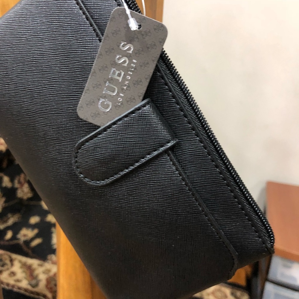 Guess - Picture 3 of 3